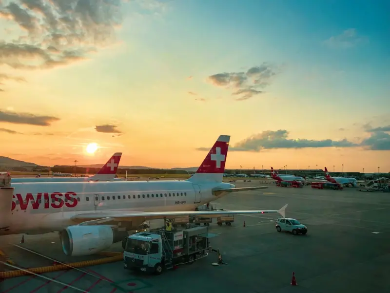 The Nomadic Workspace: Turning Airports and Cafés into Creative Hubs